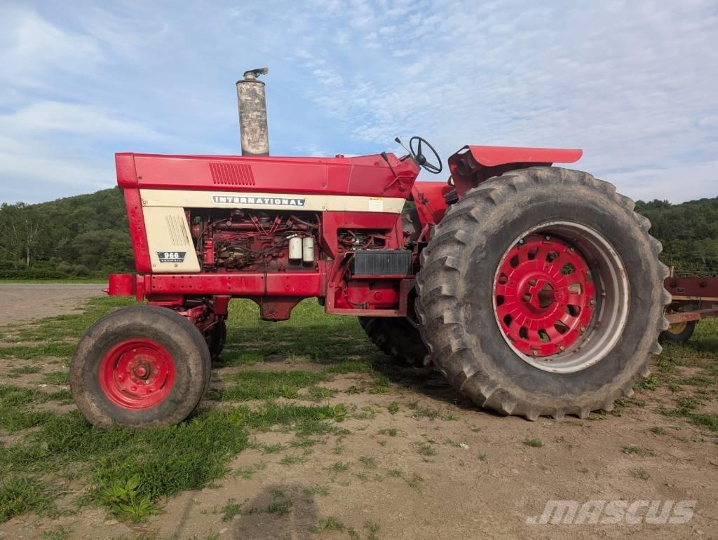 International 966 Tractoren