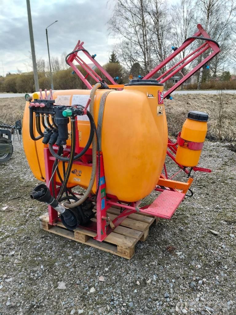 Junkkari 900 / 12 Gedragen spuitmachines