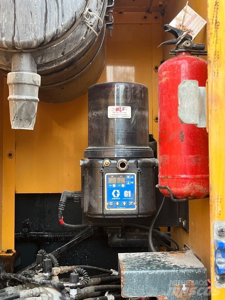 Hyundai HX 300 L Rupsgraafmachines