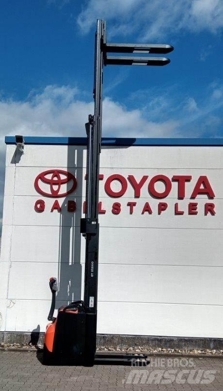 Toyota BT SWE145L Stapelaar meeloop