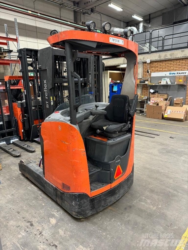 Toyota RRE200H Reachtruck voor hoog niveau