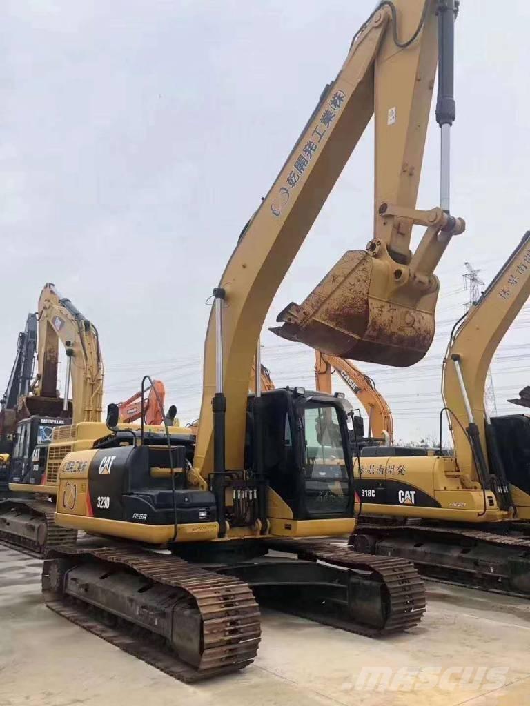 CAT 323 Rupsgraafmachines