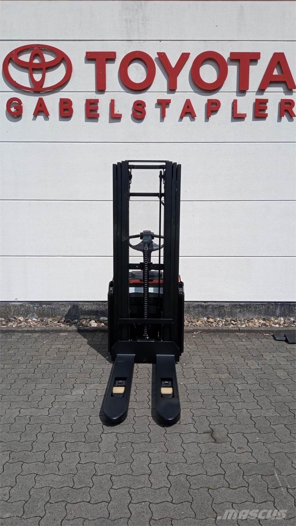 Toyota SWE140L Stapelaar meeloop