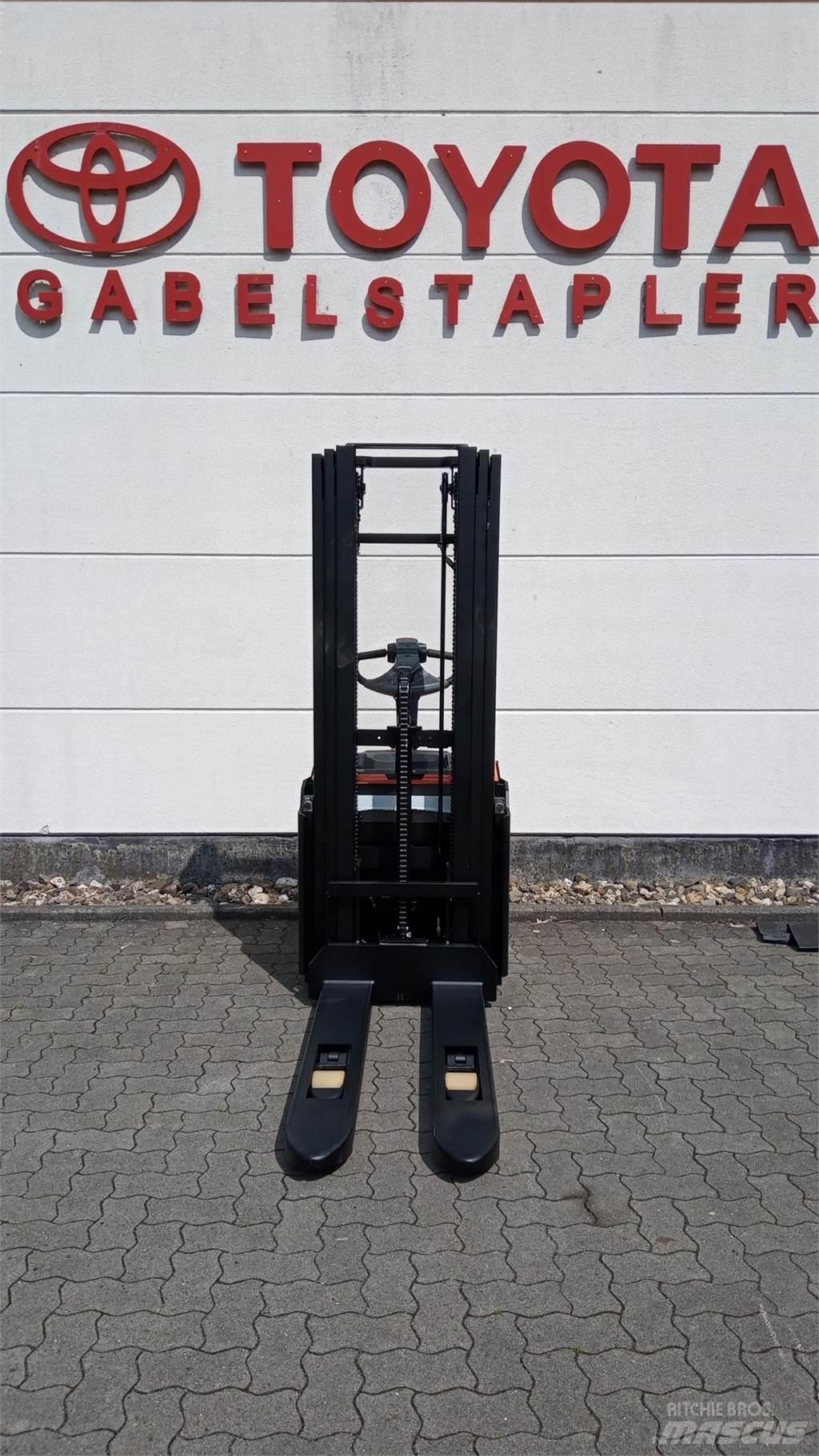 Toyota SWE140L Stapelaar meeloop
