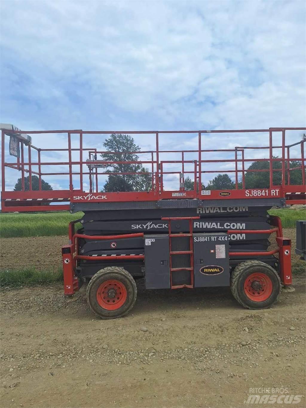 SkyJack 8841RT Schaarhoogwerkers