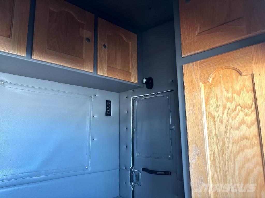 Mack Titan TD 713 Trekkers