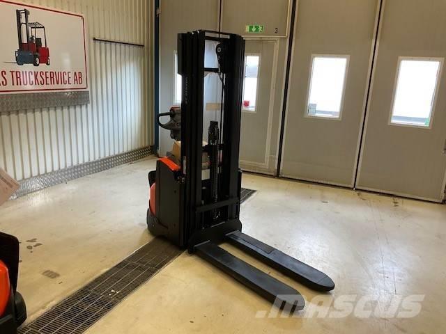 Toyota SWE 120 L Stapelaar meeloop