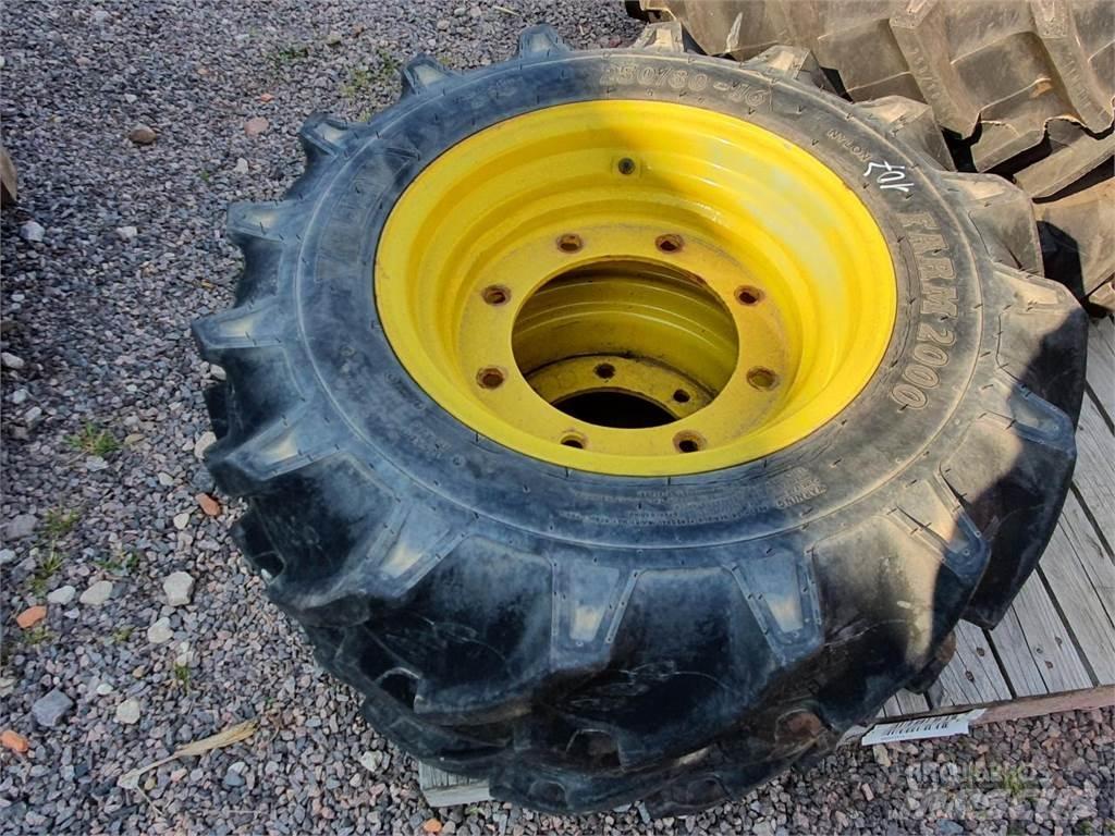BKT 250/80-16 x2 Banden, wielen en velgen