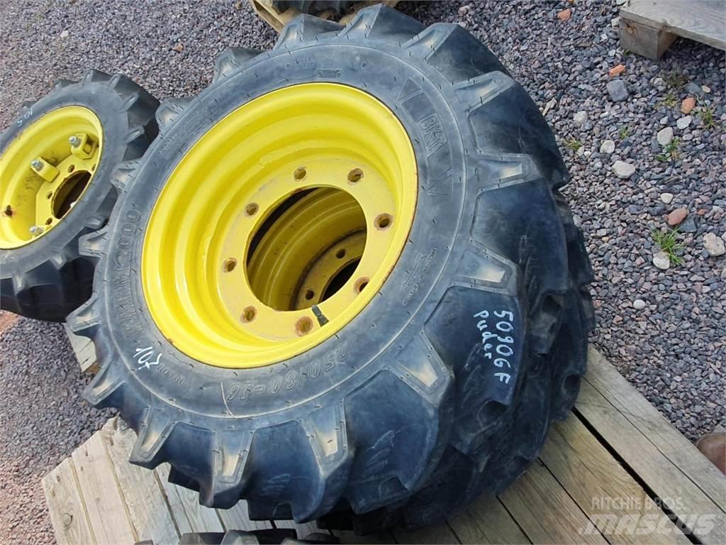 BKT 250/80-16 x2 Banden, wielen en velgen