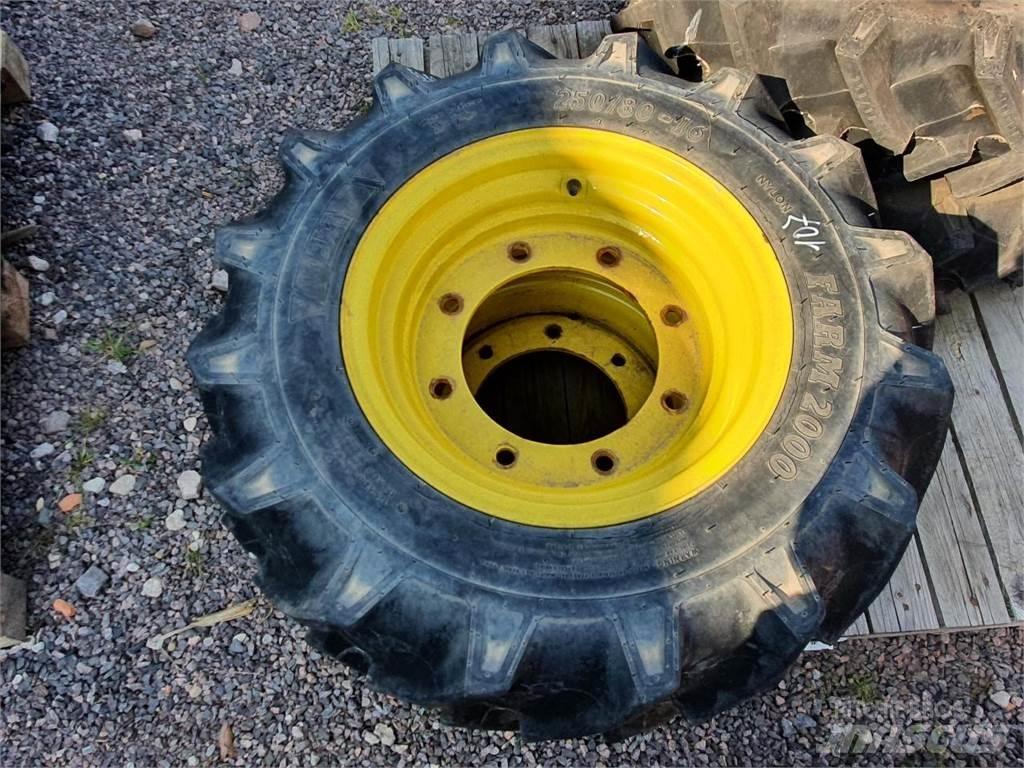 BKT 250/80-16 x2 Banden, wielen en velgen