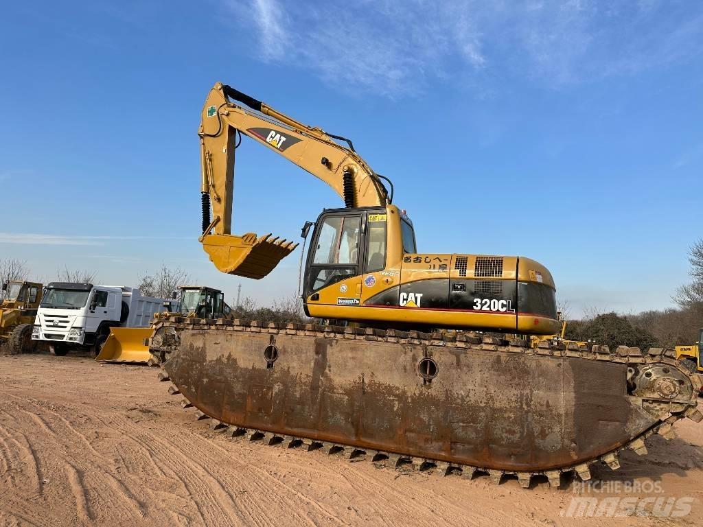 CAT 320 C L Amfibische graafmachines