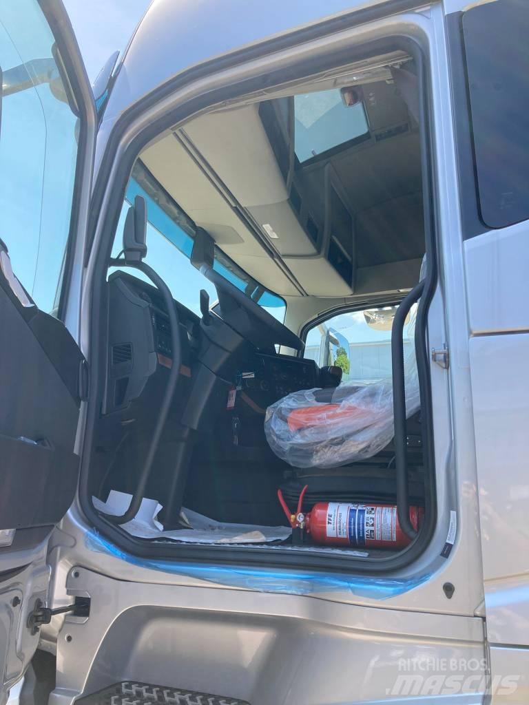 Volvo FH16-650 Vlakke laadvloer met kraan