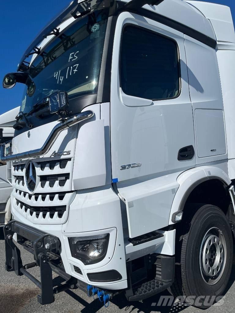 Mercedes-Benz 3253L Vrachtwagen met containersysteem