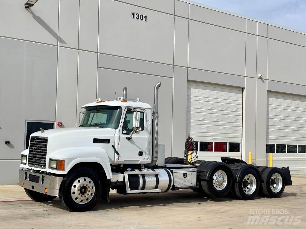Mack CHU 613 Trekkers