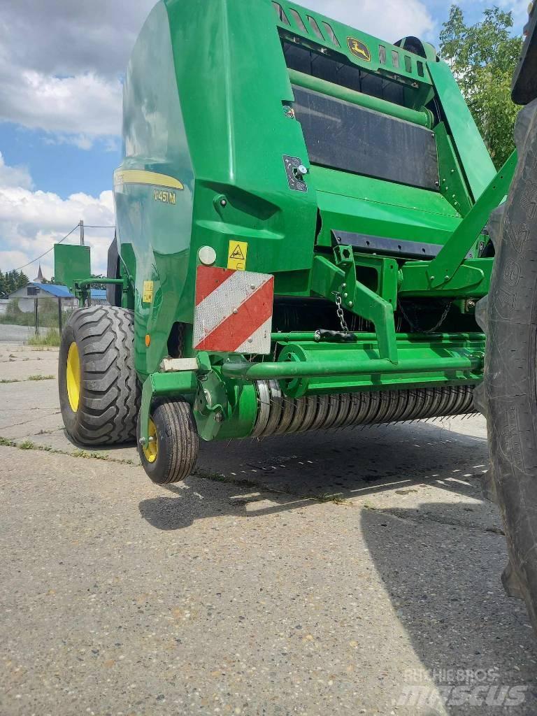 John Deere V451M Ronde-balenpersen