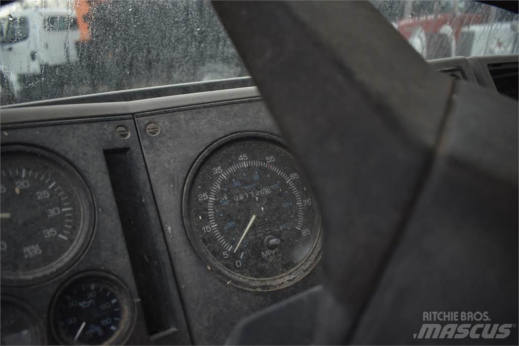 Ford CF8000 Vlakke laadvloer met kraan