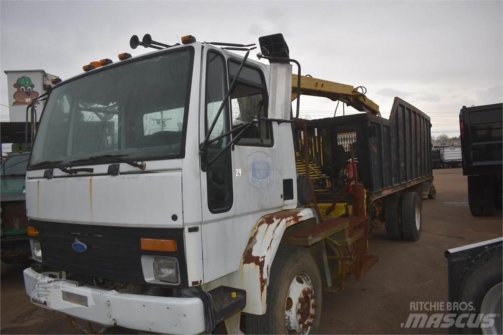 Ford CF8000 Vlakke laadvloer met kraan