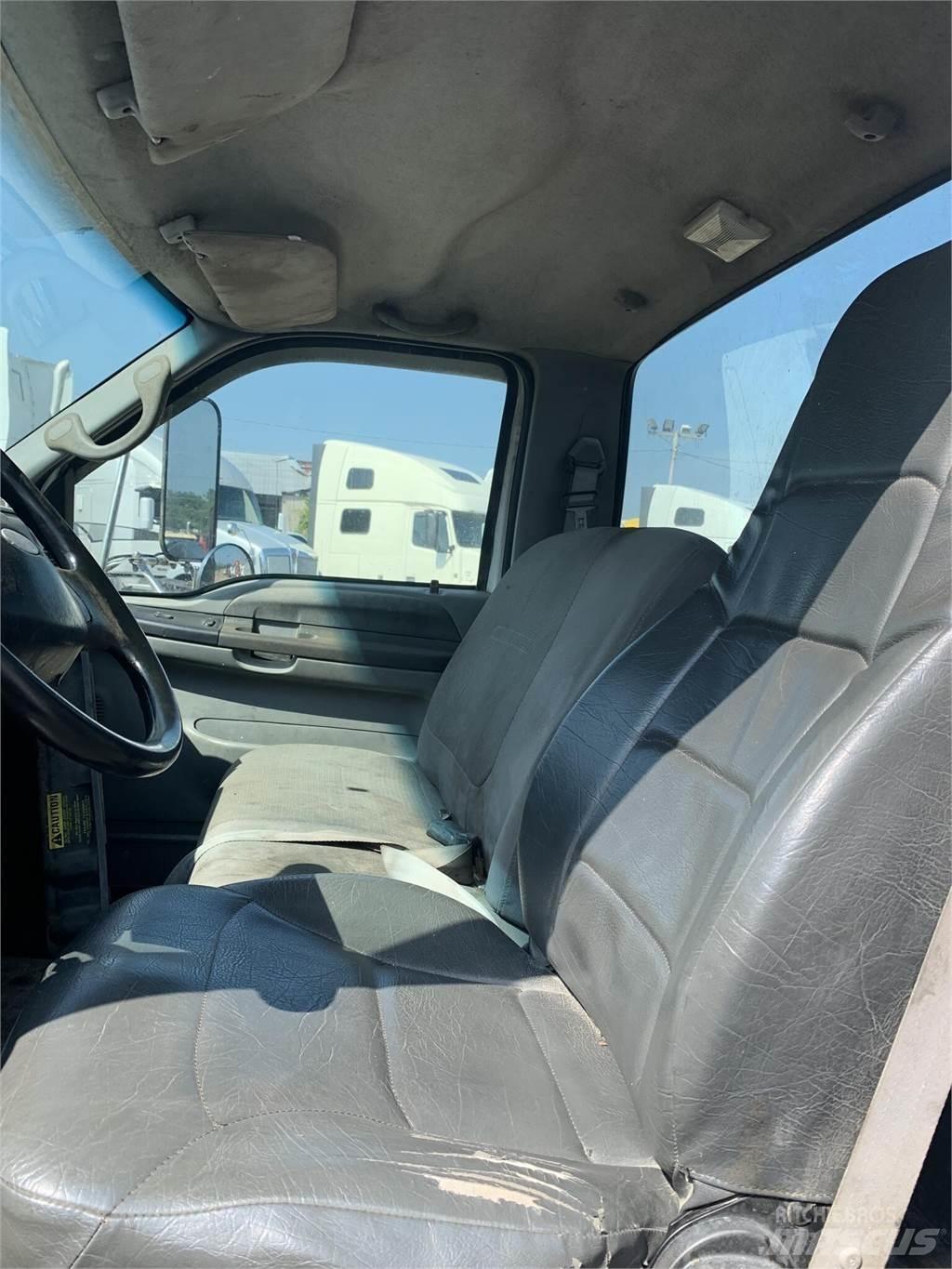 Ford F750 Vlakke laadvloer met kraan