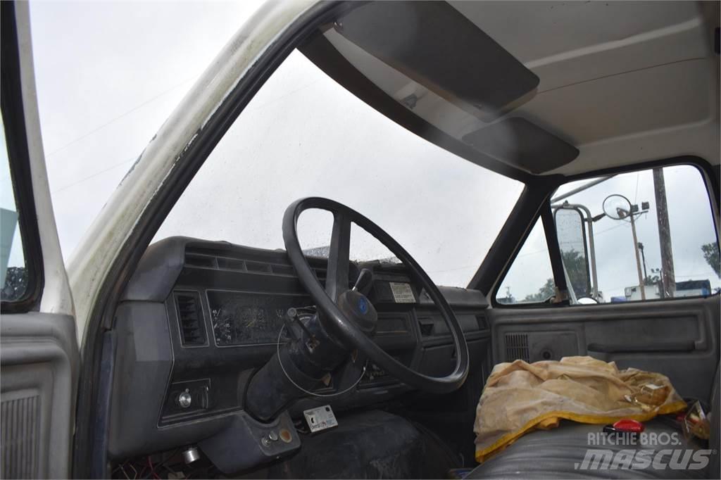 Ford F800 Vlakke laadvloer met kraan