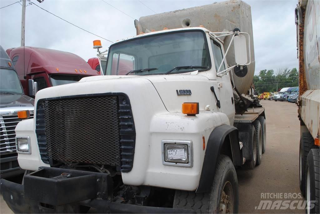 Ford L8000 Betonmixers en pompen