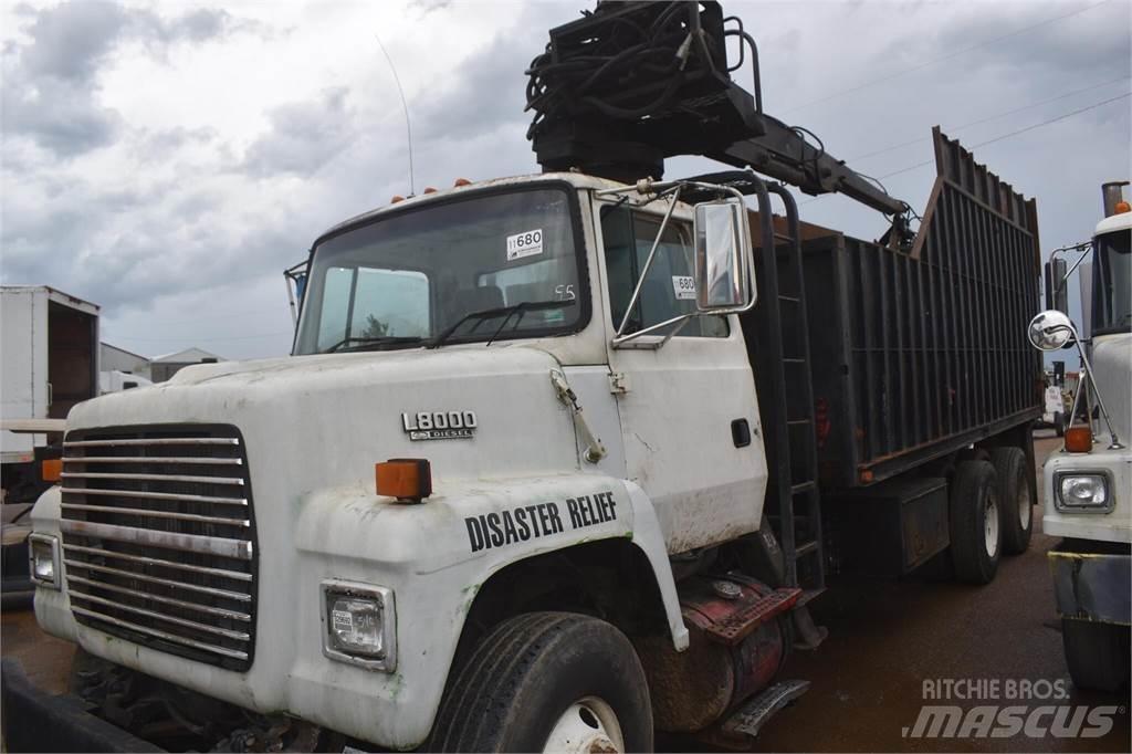 Ford L8000 Vlakke laadvloer met kraan