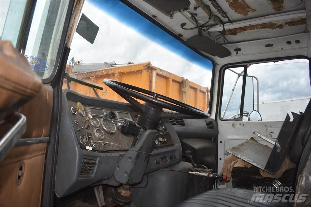 Ford L8000 Vlakke laadvloer met kraan