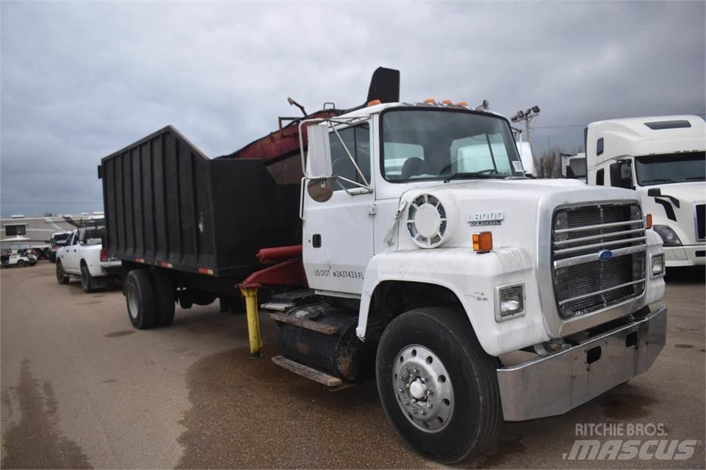 Ford L8000 Vlakke laadvloer met kraan