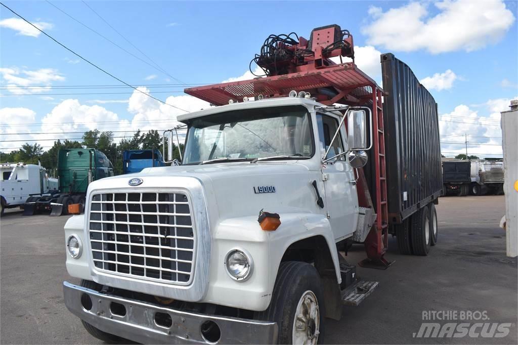 Ford L9000 Vlakke laadvloer met kraan