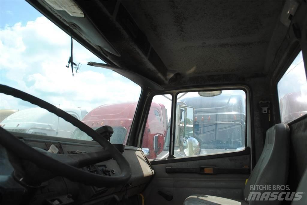Freightliner FL70 Vlakke laadvloer met kraan