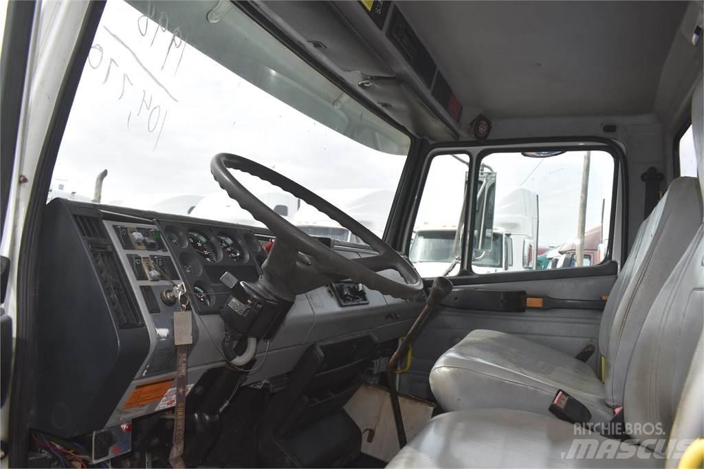 Freightliner FL70 Vlakke laadvloer met kraan