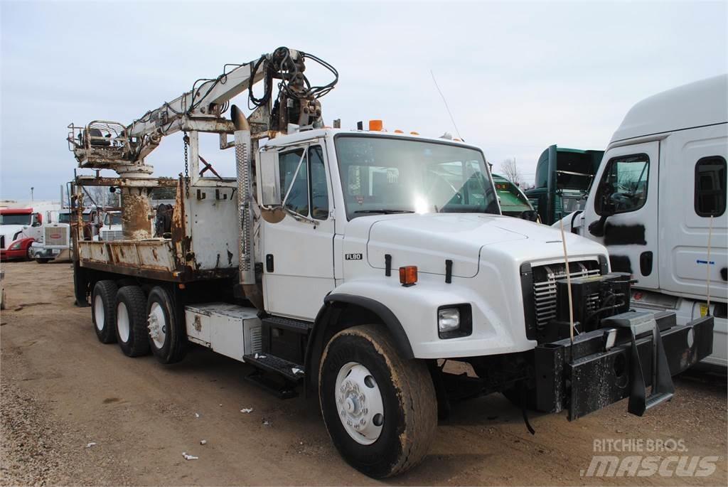 Freightliner FL80 Vlakke laadvloer met kraan