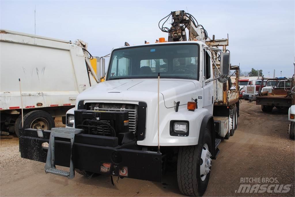 Freightliner FL80 Vlakke laadvloer met kraan