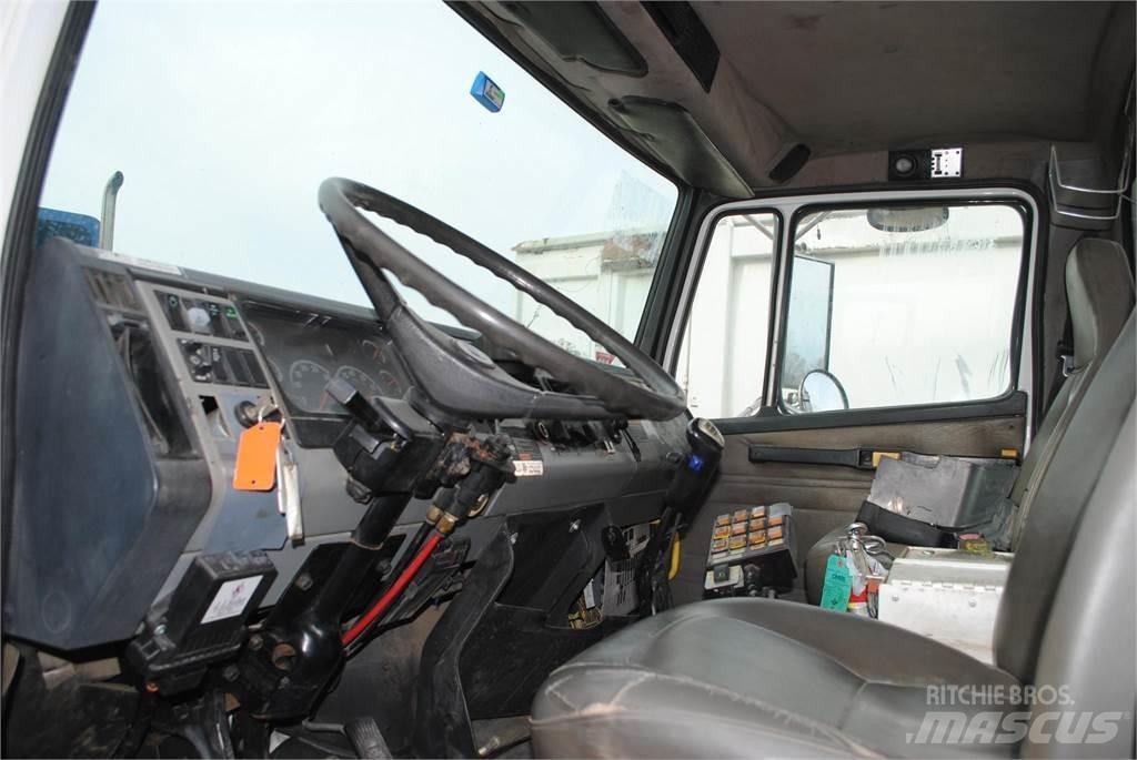 Freightliner FL80 Vlakke laadvloer met kraan