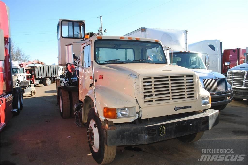 International 4700 Vlakke laadvloer met kraan
