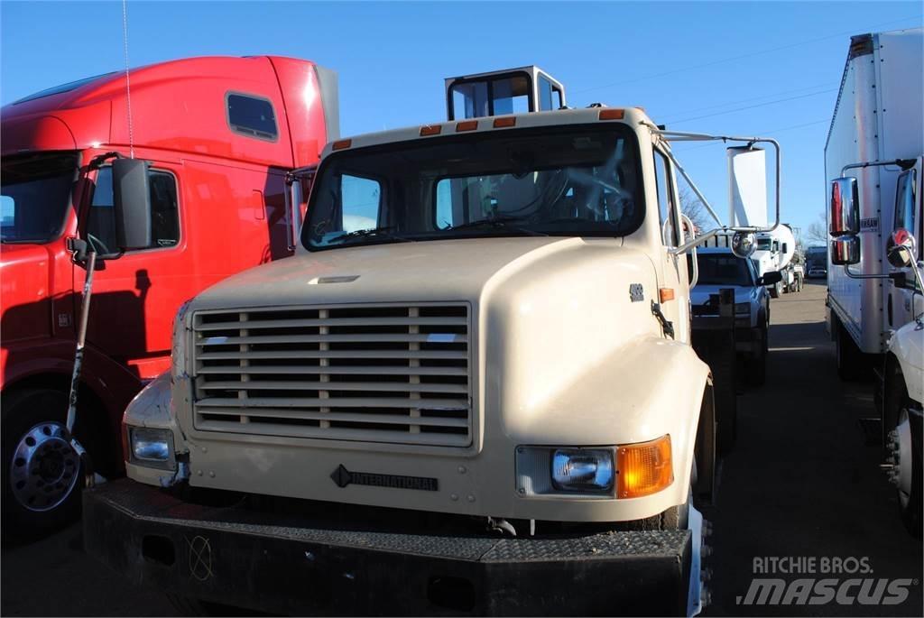 International 4700 Vlakke laadvloer met kraan