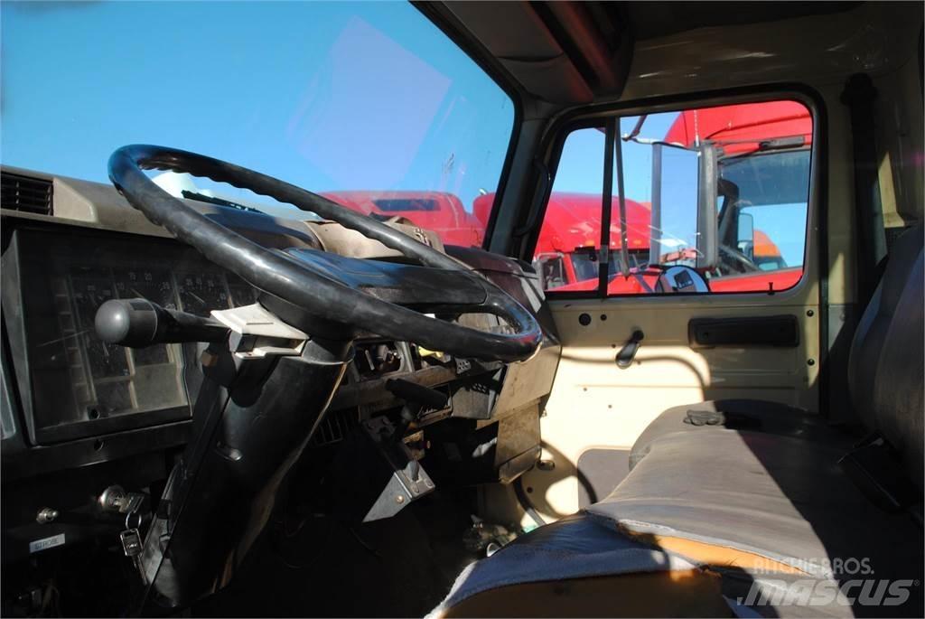 International 4700 Vlakke laadvloer met kraan