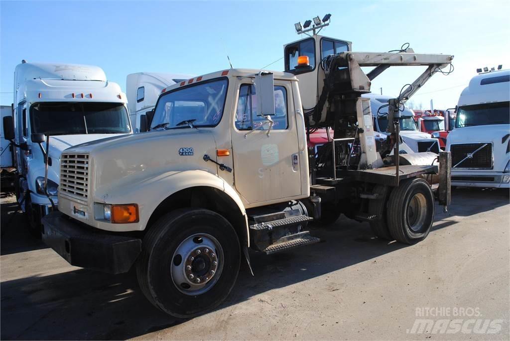 International 4700 Vlakke laadvloer met kraan