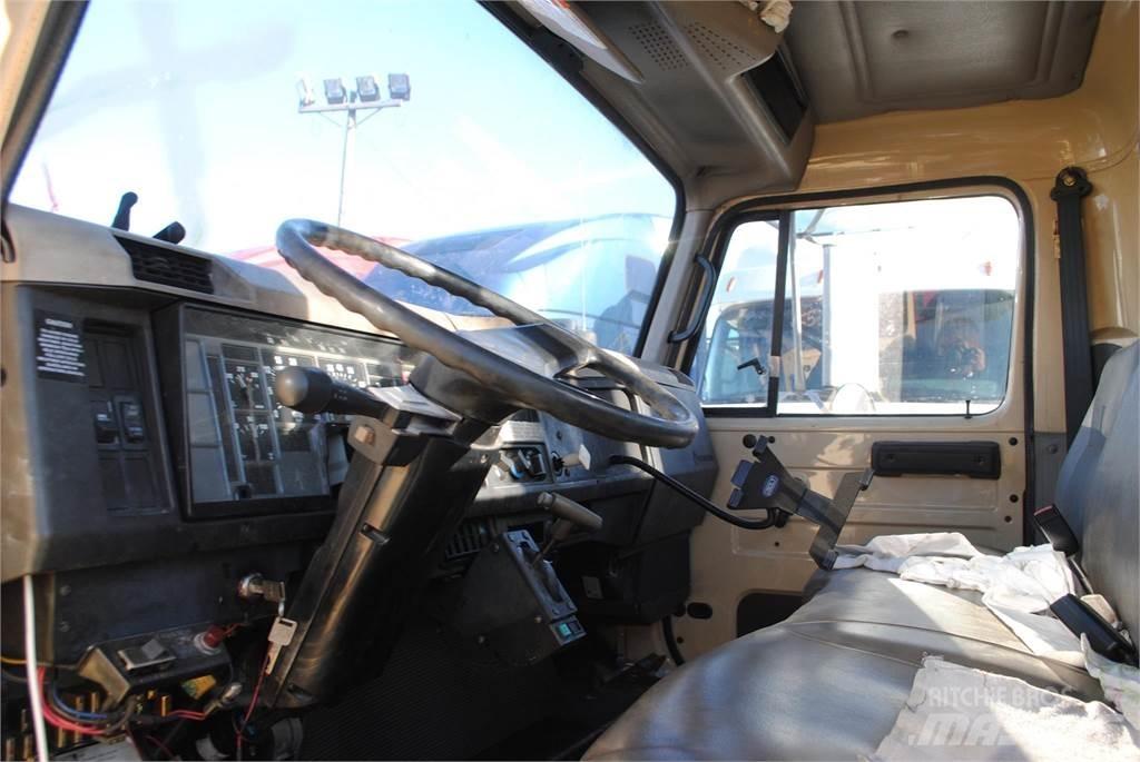 International 4700 Vlakke laadvloer met kraan