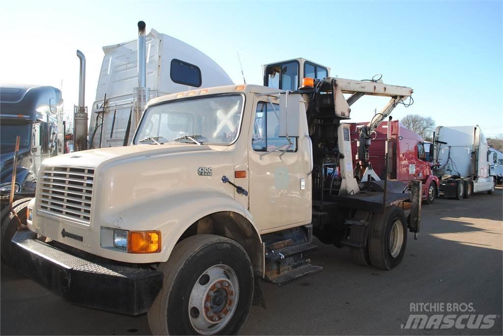 International 4700 Vlakke laadvloer met kraan
