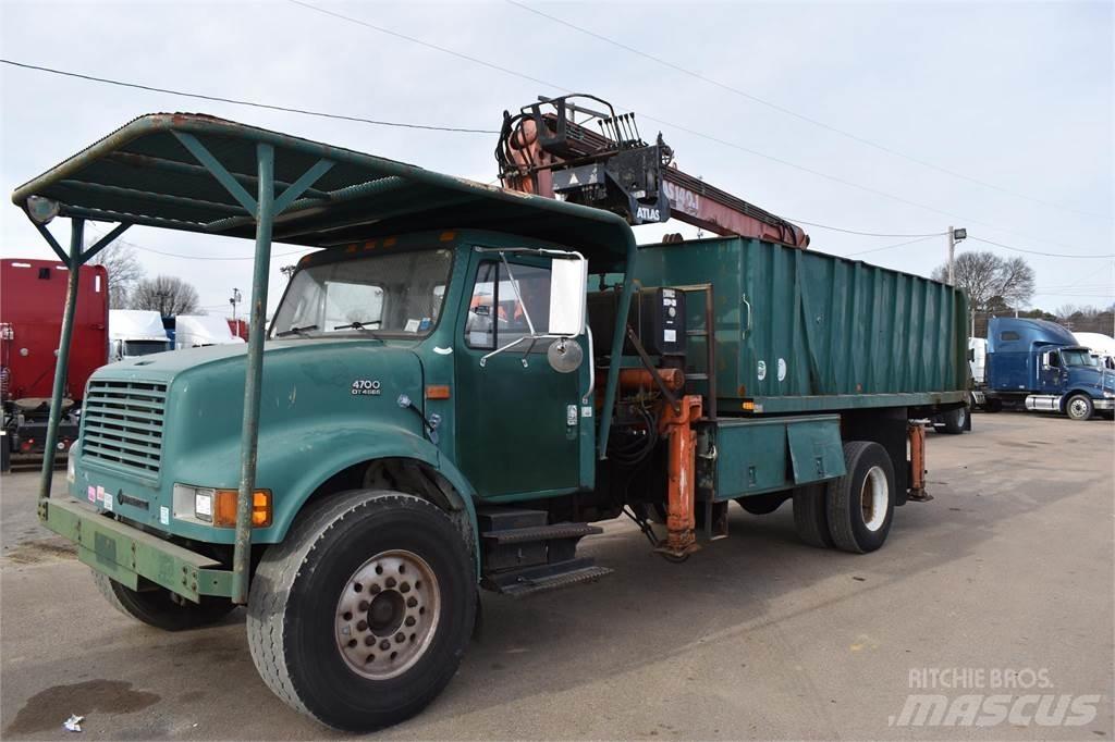 International 4700 Vlakke laadvloer met kraan