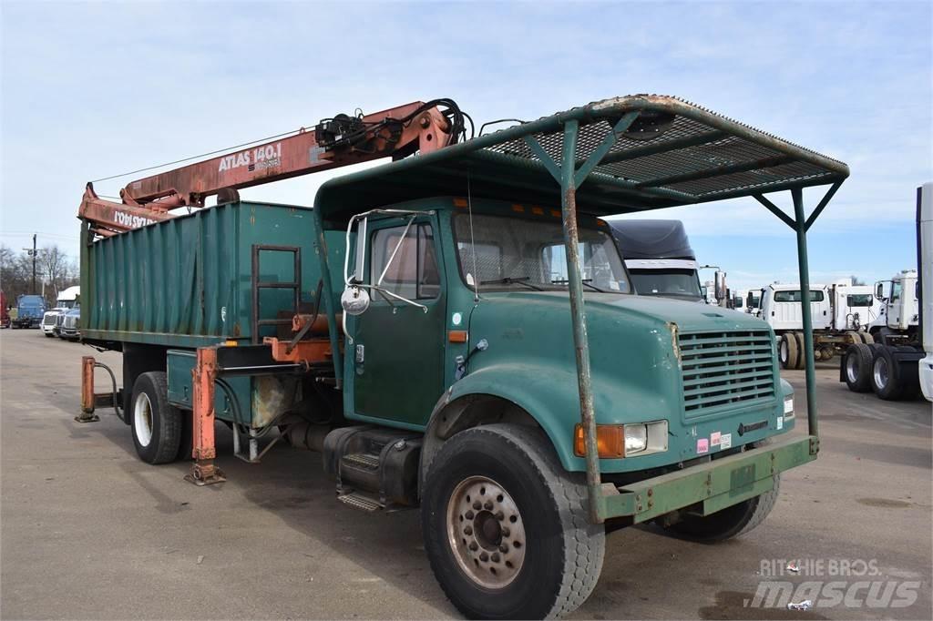 International 4700 Vlakke laadvloer met kraan