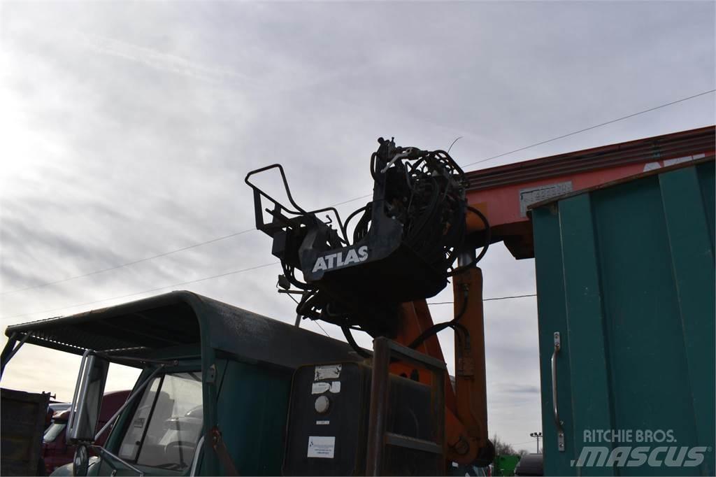 International 4700 Vlakke laadvloer met kraan