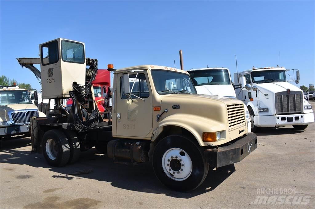 International 4700 Vlakke laadvloer met kraan