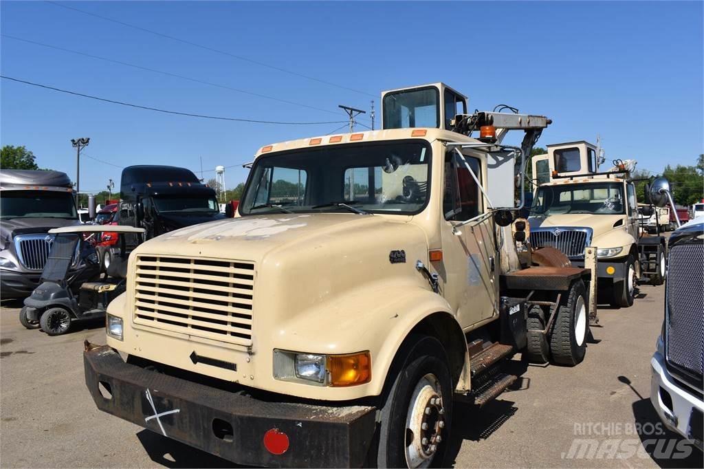 International 4700 Vlakke laadvloer met kraan