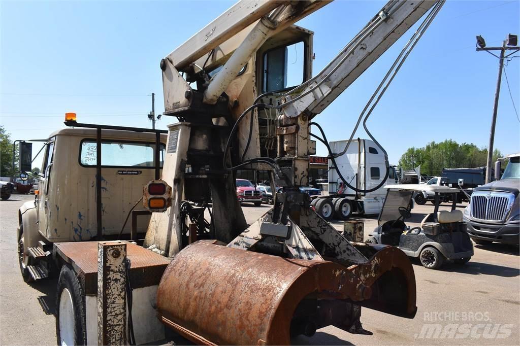 International 4700 Vlakke laadvloer met kraan