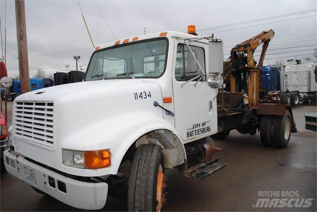 International 4700 Vlakke laadvloer met kraan