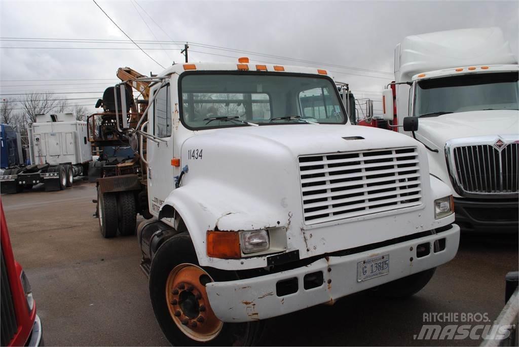 International 4700 Vlakke laadvloer met kraan