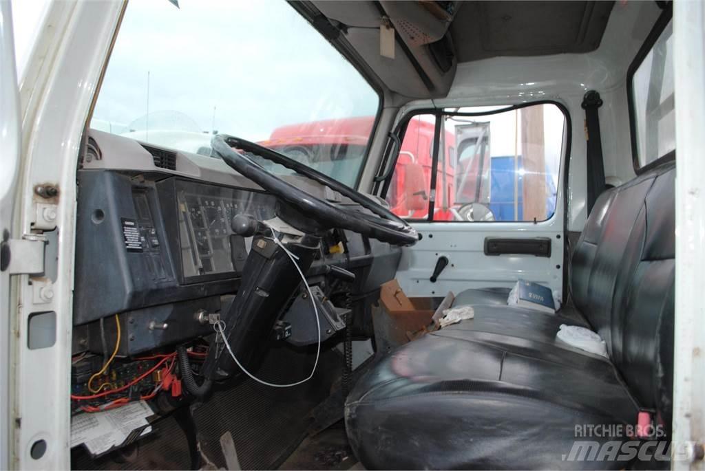 International 4700 Vlakke laadvloer met kraan