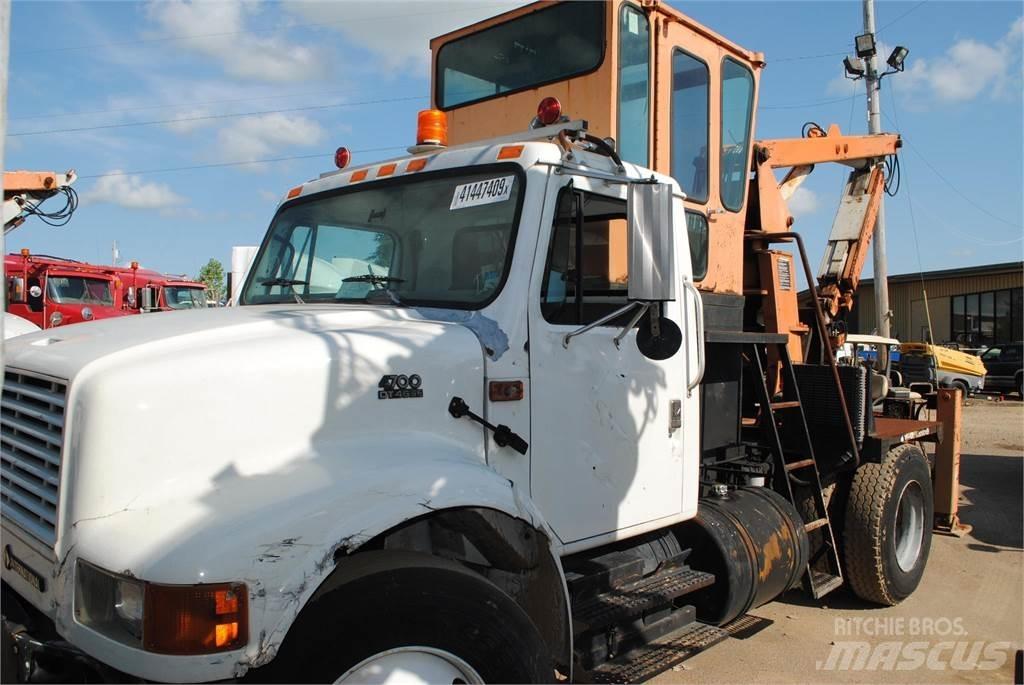 International 4700 Vlakke laadvloer met kraan