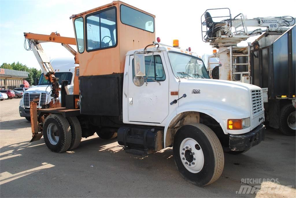 International 4700 Vlakke laadvloer met kraan